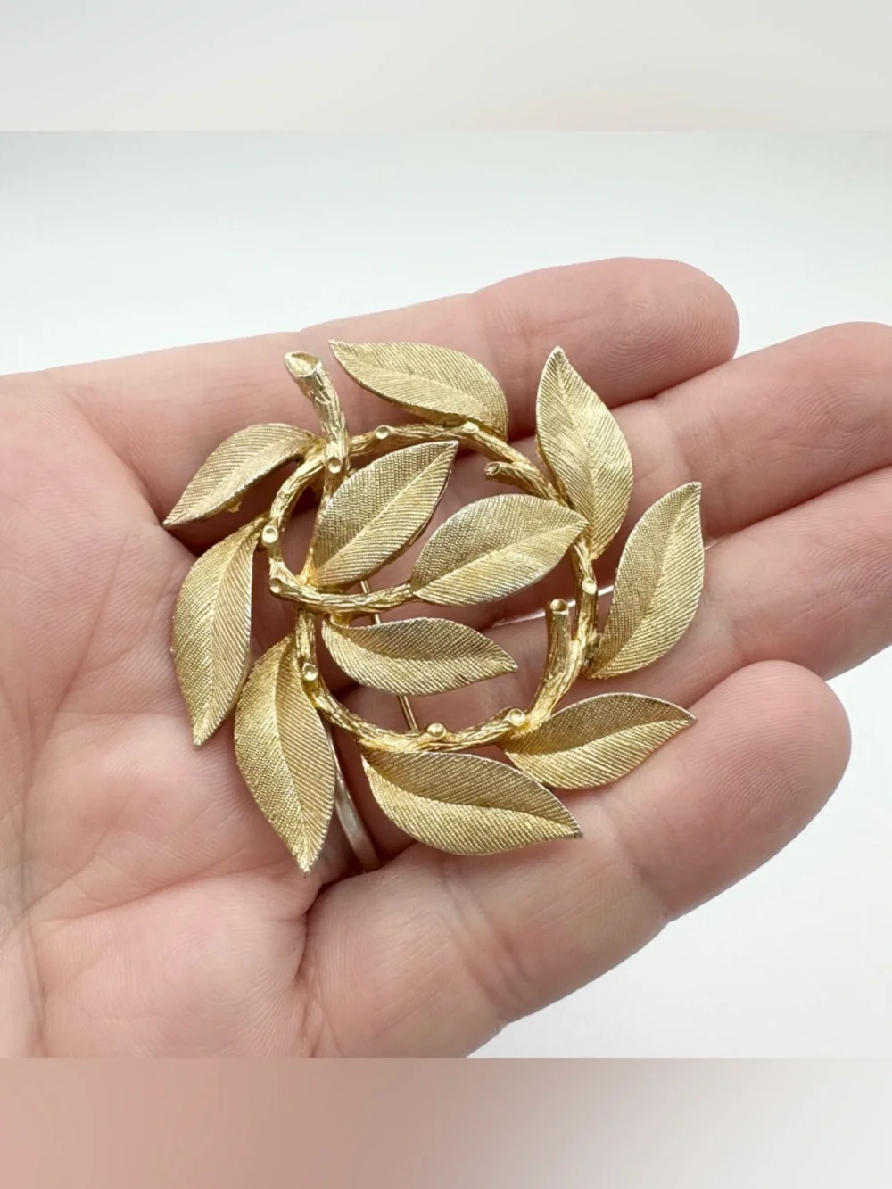 Lisner Signed Vintage Leaf Wreath Gold Tone Brooch